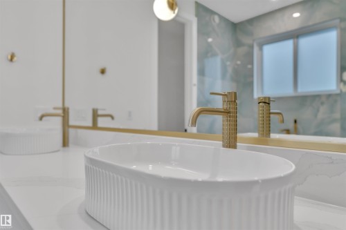 8458 Mayday Link Sw, Edmonton, AB - Indoor Photo Showing Bathroom