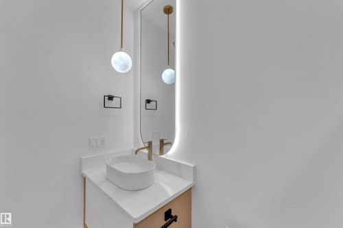 8458 Mayday Link Sw, Edmonton, AB - Indoor Photo Showing Bathroom