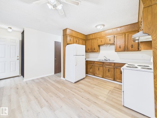 18337 93 Avenue, Edmonton, AB - Indoor Photo Showing Kitchen