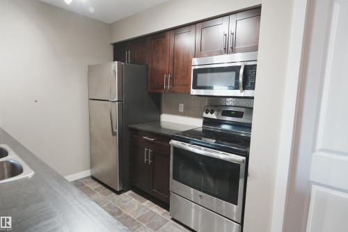 313 3211 James Mowatt Trail, Edmonton, AB - Indoor Photo Showing Kitchen