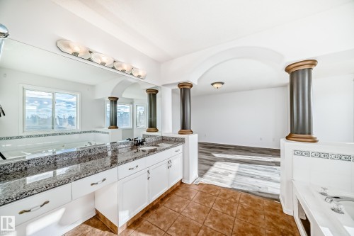 10315 175 Avenue, Edmonton, AB - Indoor Photo Showing Bathroom