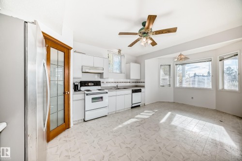 10315 175 Avenue, Edmonton, AB - Indoor Photo Showing Kitchen