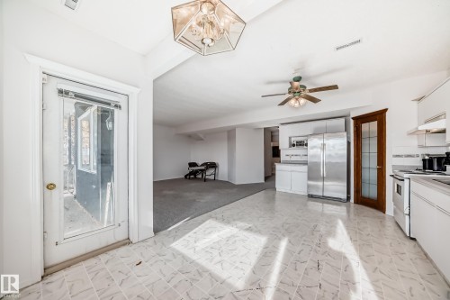 10315 175 Avenue, Edmonton, AB - Indoor Photo Showing Kitchen