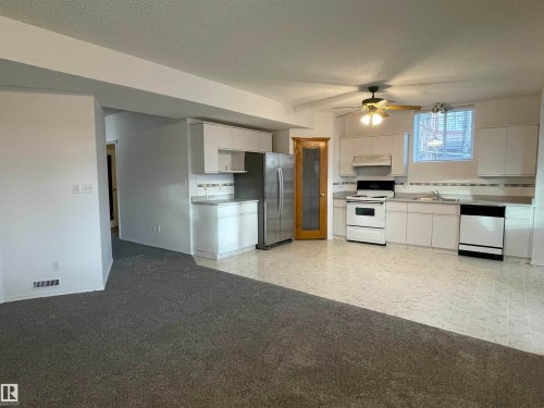 10315 175 Avenue, Edmonton, AB - Indoor Photo Showing Kitchen