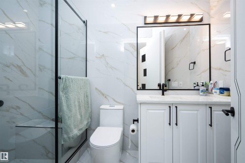 320 50452 Rge Rd 245, Rural Leduc County, AB - Indoor Photo Showing Bathroom