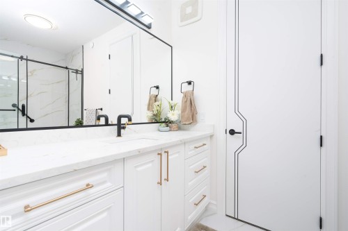 320 50452 Rge Rd 245, Rural Leduc County, AB - Indoor Photo Showing Bathroom