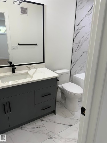 11927 123 Street, Edmonton, AB - Indoor Photo Showing Bathroom
