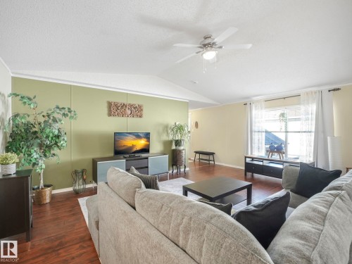 407 Oak Wood Crescent, Edmonton, AB - Indoor Photo Showing Living Room
