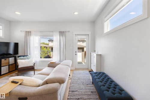 8534 81 Avenue, Edmonton, AB - Indoor Photo Showing Living Room