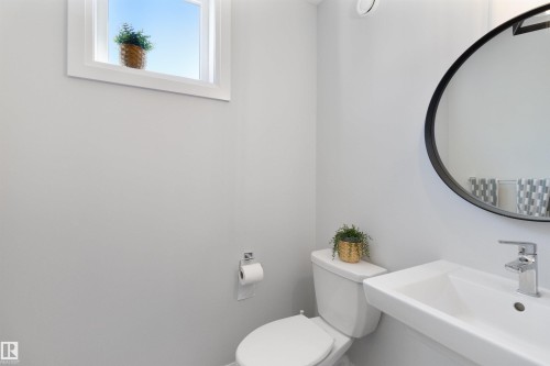 8534 81 Avenue, Edmonton, AB - Indoor Photo Showing Bathroom