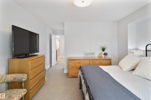 8534 81 Avenue, Edmonton, AB - Indoor Photo Showing Bedroom