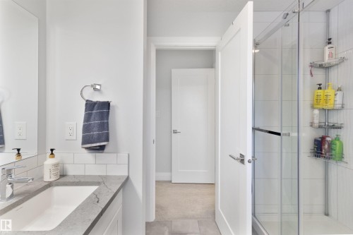 8534 81 Avenue, Edmonton, AB - Indoor Photo Showing Bathroom
