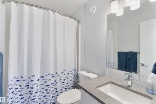 8534 81 Avenue, Edmonton, AB - Indoor Photo Showing Bathroom