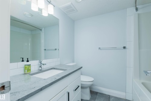8534 81 Avenue, Edmonton, AB - Indoor Photo Showing Bathroom