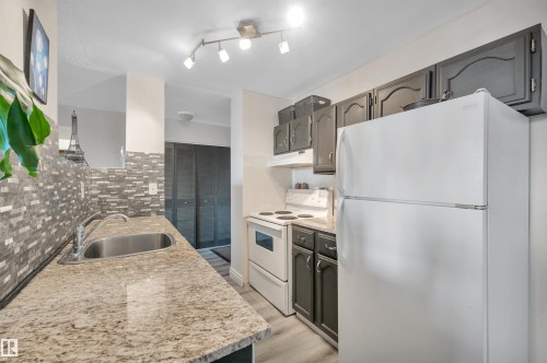 802 10145 109 Street, Edmonton, AB - Indoor Photo Showing Kitchen