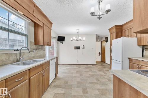 186 Willow Way, Edmonton, AB - Indoor Photo Showing Kitchen With Double Sink