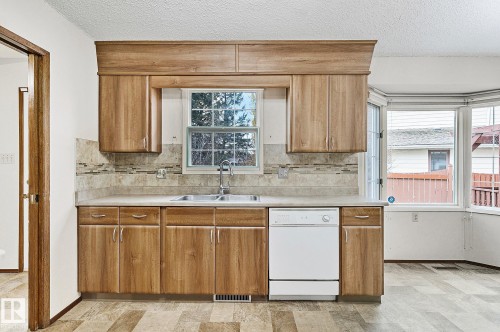 186 Willow Way, Edmonton, AB - Indoor Photo Showing Kitchen With Double Sink