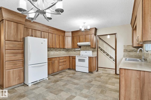 186 Willow Way, Edmonton, AB - Indoor Photo Showing Kitchen With Double Sink