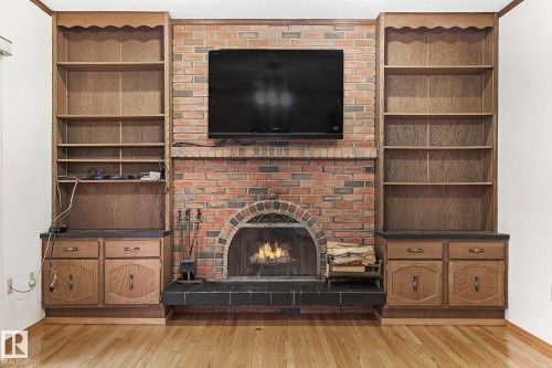 186 Willow Way, Edmonton, AB - Indoor Photo Showing Living Room With Fireplace