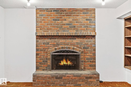 186 Willow Way, Edmonton, AB - Indoor Photo Showing Living Room With Fireplace