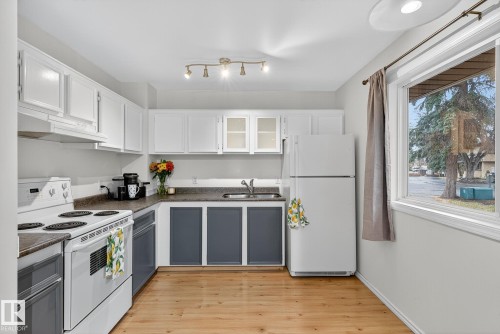 222 Woodbridge Way, Sherwood Park, AB - Indoor Photo Showing Kitchen