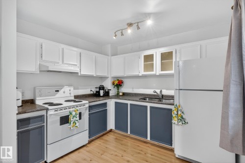 222 Woodbridge Way, Sherwood Park, AB - Indoor Photo Showing Kitchen With Double Sink