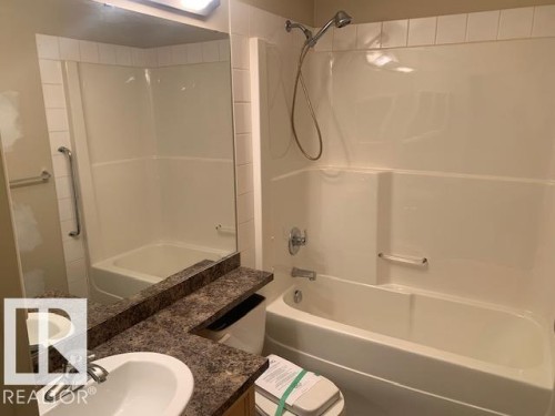 114 17415 99 Avenue, Edmonton, AB - Indoor Photo Showing Bathroom