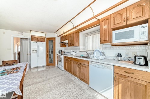 3135 34B Avenue Nw, Edmonton, AB - Indoor Photo Showing Kitchen With Double Sink