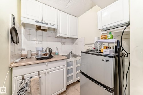 3135 34B Avenue Nw, Edmonton, AB - Indoor Photo Showing Kitchen