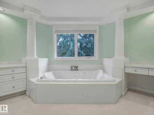 Full bath with vanity and a garden tub - 316 Burton Road, Edmonton, AB - Indoor Photo Showing Bathroom