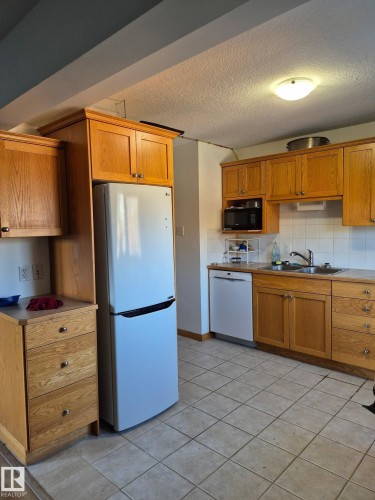 9 6920 101 Avenue, Edmonton, AB - Indoor Photo Showing Kitchen With Double Sink