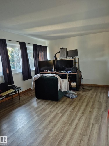 9 6920 101 Avenue, Edmonton, AB - Indoor