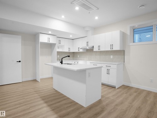 6724 Crawford Way, Edmonton, AB - Indoor Photo Showing Kitchen