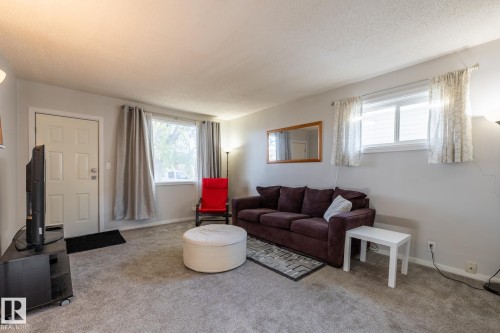 13126 64 Street, Edmonton, AB - Indoor Photo Showing Living Room