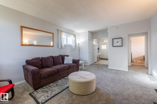 13126 64 Street, Edmonton, AB - Indoor Photo Showing Living Room