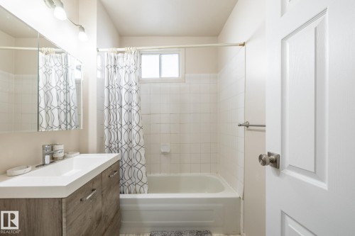 13126 64 Street, Edmonton, AB - Indoor Photo Showing Bathroom