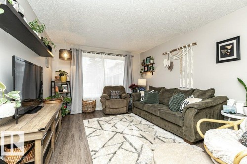10944 Beaumaris Road Nw, Edmonton, AB - Indoor Photo Showing Living Room