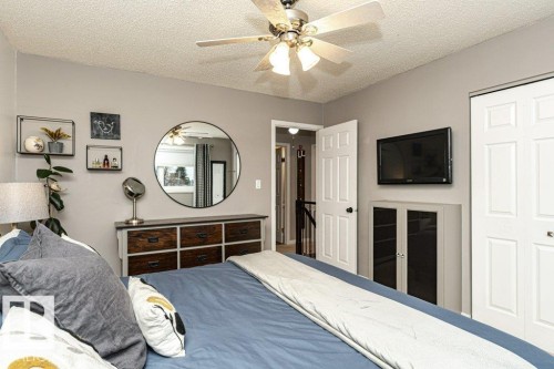 10944 Beaumaris Road Nw, Edmonton, AB - Indoor Photo Showing Bedroom