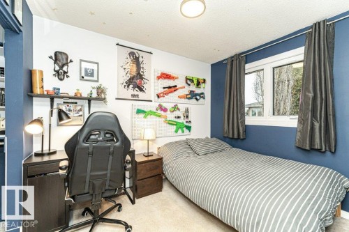 10944 Beaumaris Road Nw, Edmonton, AB - Indoor Photo Showing Bedroom