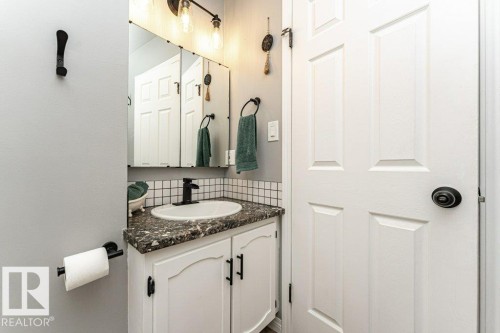 10944 Beaumaris Road Nw, Edmonton, AB - Indoor Photo Showing Bathroom