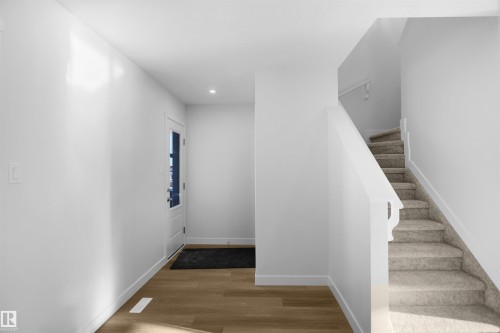 907 16 Avenue, Edmonton, AB - Indoor Photo Showing Other Room