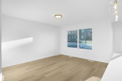 907 16 Avenue, Edmonton, AB - Indoor Photo Showing Other Room