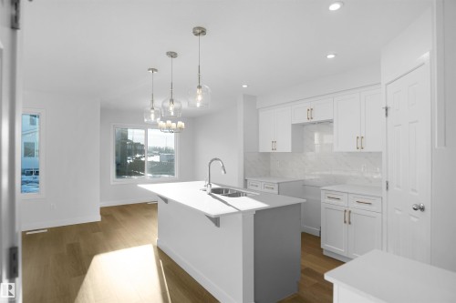 907 16 Avenue, Edmonton, AB - Indoor Photo Showing Kitchen With Upgraded Kitchen