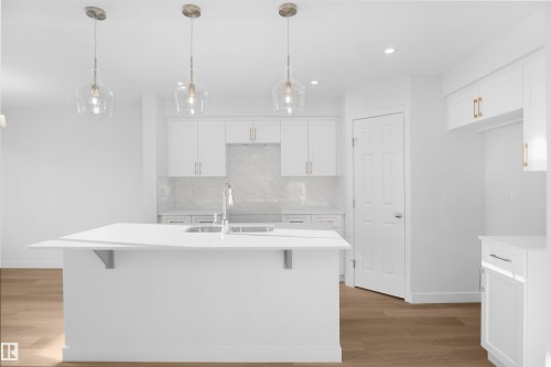 907 16 Avenue, Edmonton, AB - Indoor Photo Showing Kitchen With Upgraded Kitchen