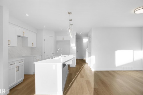 907 16 Avenue, Edmonton, AB - Indoor Photo Showing Kitchen With Upgraded Kitchen