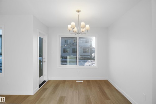 907 16 Avenue, Edmonton, AB - Indoor Photo Showing Other Room