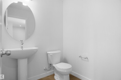 907 16 Avenue, Edmonton, AB - Indoor Photo Showing Bathroom