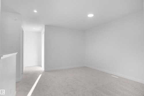 907 16 Avenue, Edmonton, AB - Indoor Photo Showing Other Room