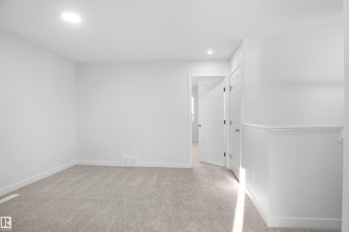 907 16 Avenue, Edmonton, AB - Indoor Photo Showing Other Room