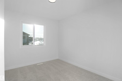 907 16 Avenue, Edmonton, AB - Indoor Photo Showing Other Room